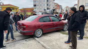 Çorum'da feci kaza ! Minibüs ile otomobil çarpıştı , 5 işçi yaralandı