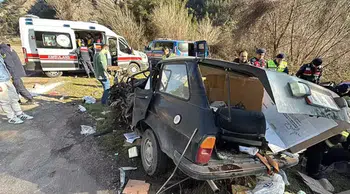 Karabük'te otomobil ile kamyon çarpıştı : Ölü ve yaralılar var