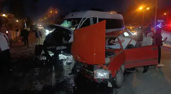 Manavgat'ta kaza : Tur minibüsü ile otomobil çarpıştı