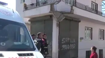 Aydın’da korkutan balkon çökmesi : 5 metre yükseklikten düşen 2 kişi ağır yaralandı