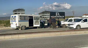 Eskişehir'de 3 araçlı zincirleme kaza : 1'i çocuk 4 yaralı