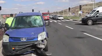 Nevşehir’de kırmızı ışıkta kaza : Hafif ticari araç motosiklete çarptı, 2 yaralı