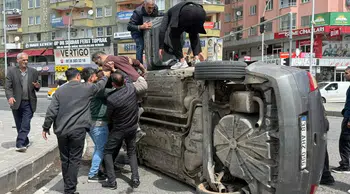 Diyarbakır'da kaldırıma çarpan araç yan yattı