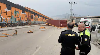 İskenderun'da fırtına dehşeti! Seyir halindeki tırın üzerinden konteyner böyle uçtu