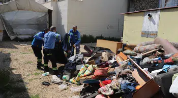 Mersin’de sahipleri ölen evden bir kamyon çöp çıktı