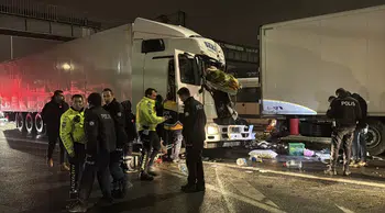 Kütahya'da tır, kırmızı ışıkta bekleyen araca çarptı : Sürücü ağır yaralandı