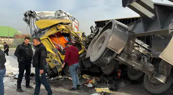 Hatay'da 2 tırın çarpıştığı kazada 3 kişi yaralandı