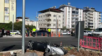Kilis'te kamyonet ile çarpışan motosikletteki 3 kişi yaralandı