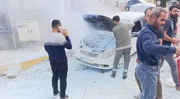 Diyarbakır'da seyir halindeki otomobil alev alev yandı