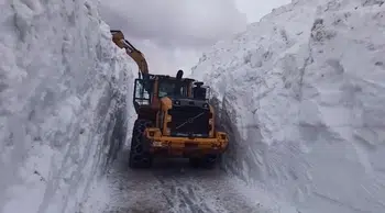 Hakkari Yüksekova'da 6 metrelik kar kütleleri arasında iş makineleri kayboldu