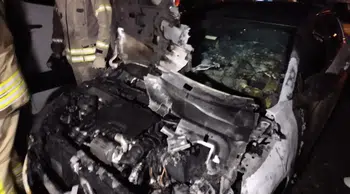 Üsküdar'da park halindeki otomobilde yangın çıktı