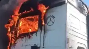 Eyüpsultan'da seyir halindeki tır alev alev yandı