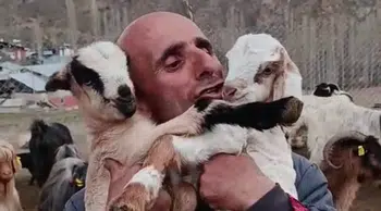 Erzurumlu çobanın oğlak sevgisi büyük ilgi gördü