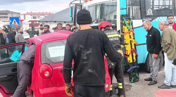 Erzurum'da otomobil ile halk otobüsü çarpıştı : Yaralılar var