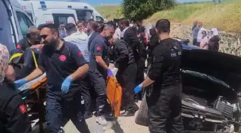 Batman'da otomobil istinat duvarına çarptı : 5 kişi yaralandı