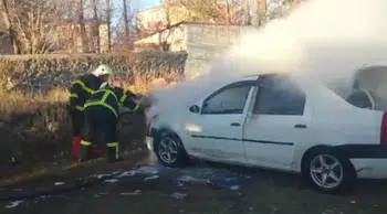 Kars'ta park halindeki tüplü araç yandı