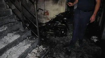 Balıkesir'de apartman boşluğundaki motosiklet alev alev yandı