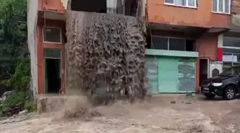 Ordu’da sel suları evin içinden girip balkondan caddeye aktı