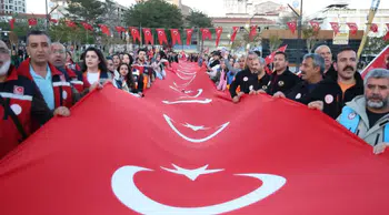 Elazığ'da 19 Mayıs coşkusu : 100 metrelik Türk bayrağıyla fener alayı düzenlendi