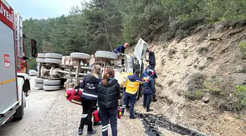 Bolu'da hafriyat kamyonu devrildi, sürücü hayatını kaybetti