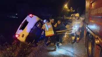 Hatay'da korkutan kaza : Şarampole devrilen otomobilin sürücüsü kurtarıldı