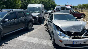 Balikesir'de 6 araçlı zincirleme kaza : 2 kişi yaralandı