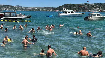 İstanbul'da kavurucu sıcak : Sahiller ve vapur iskelelerinde yoğunluk oluştu