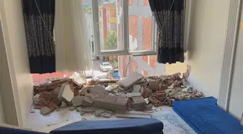 Esenyurt'ta yıkımı yapılan bina yanındaki binaya zarar verdi