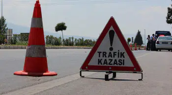 Kütahya'da işçisi servisi otomobile çarptı : 4 yaralı