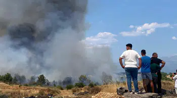 Antalya Aksu'daki orman yangını kontrol altına alındı : 10 hektar alan küle döndü