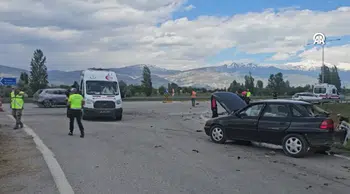 Erzincan'da 2 otomobil çarpıştı, 4 kişi yaralandı
