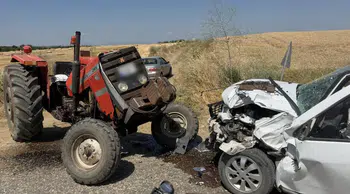 Edirne'de traktör ve otomobil çarpıştı, 2 kişi yaralandı