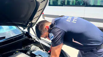 Eskişehir'de bir otomobilin motor bölümüne kedi sıkıştı