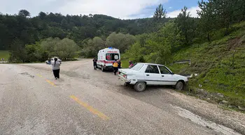 Kastamonu'da trafik kazası : Otomobil yamaca çarptı, 2 yaralı