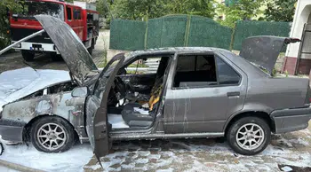 Karabük'te park halindeki otomobil alev alev yandı