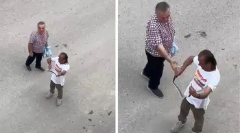 Sakarya’da şaşırtan müdahale : Evde dolaşan yılanı çıplak elle yakaladı