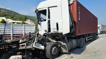 Adana'da iki tır çarpıştı : 1 sürücü yaralı