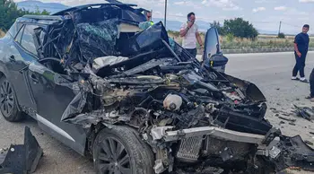 Burdur'da kamyonete çarpan otomobil hurdaya döndü : Sürücü yaralandı