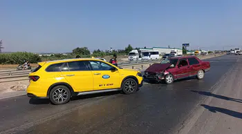 Antalya'da alkollü sürücünün kaza anı kamerada : Önce bariyere sonra taksiye çarptı