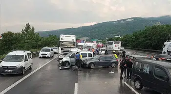Ankara'da zincirleme kaza : 5 aracın karıştığı kazada 5 kişi yaralandı