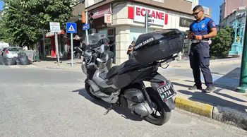 Eskişehir’de trafik zabıtasının kullandığı motosiklet otomobille çarpıştı : 1 yaralı