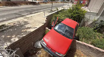 Eskişehir'de yola dökülen zeytinyağı kazaya neden oldu : Otomobil apartman bahçesine düştü