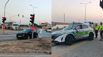 Mersin'de otomobil polis aracına çarptı : Biri polis, 2 kişi yaralandı