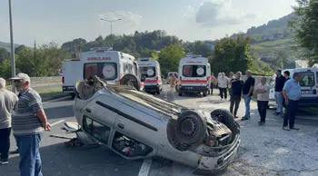 Düzce'de tırla çarpışan otomobil takla attı : 4 yaralı