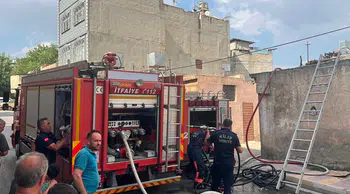 Kilis'te korkutan yangın ! Metruk ev alevlere teslim oldu