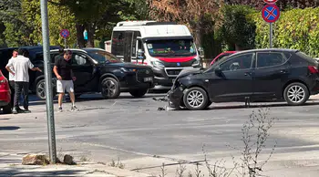 Eskişehir'de 2 araç çarpıştı : Maddi hasar meydana geldi