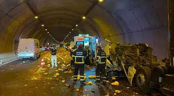 Orhangazi Tüneli'nde kamyona çarpan tırın kupası koptu : 1 ağır yaralı