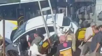 Sultanbeyli'de İETT otobüsü ile otomobil çarpıştı : 4 yaralı