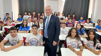 212 ikiz mezun eden İzmir'deki okulda gelenek bozulmadı : Yeni döneme 27 çift ikizle başladılar