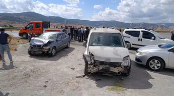 Muş'ta hafif ticari araç ile otomobil çarpıştı : 2 yaralı